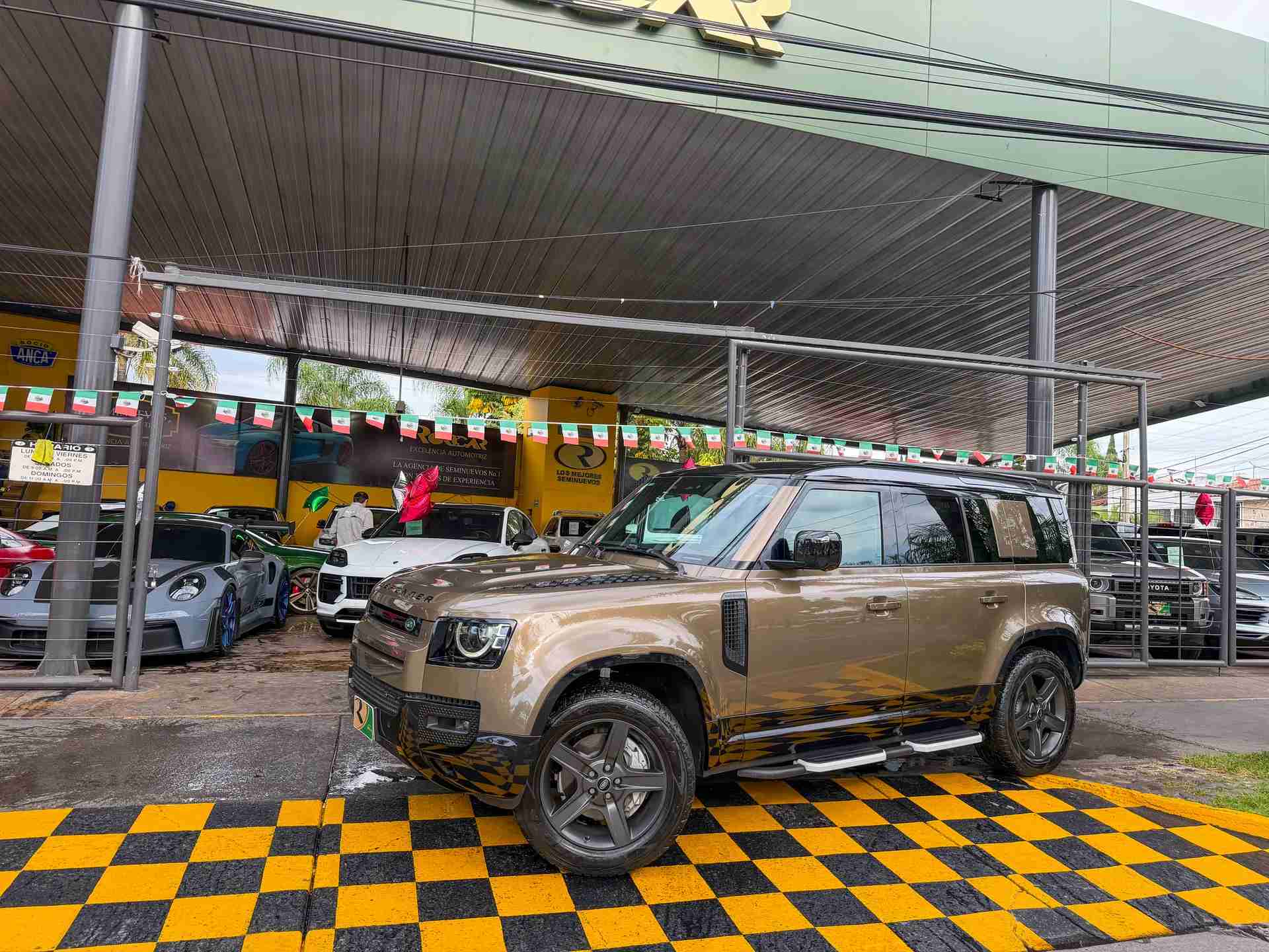 Land Rover Defender 