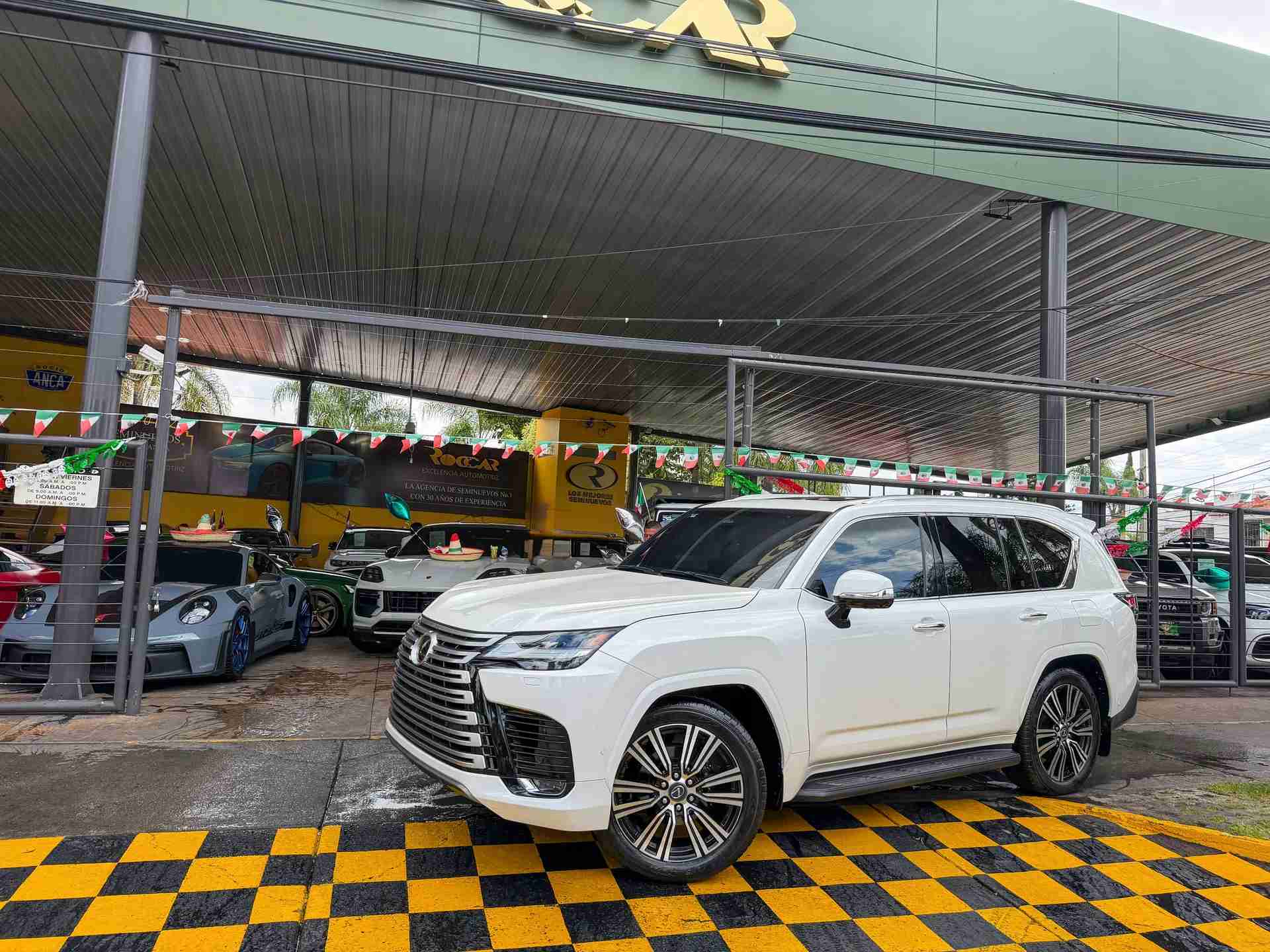 Lexus Lx700