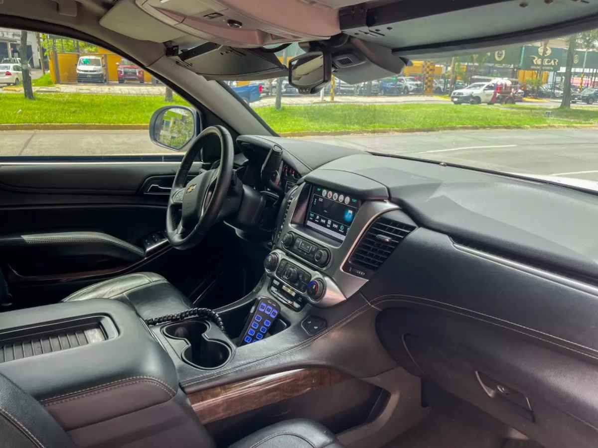 Car image 12