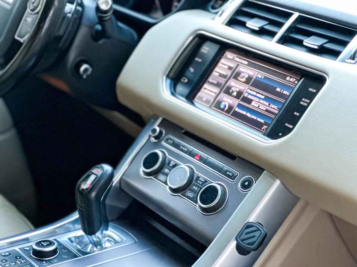 Car image 16
