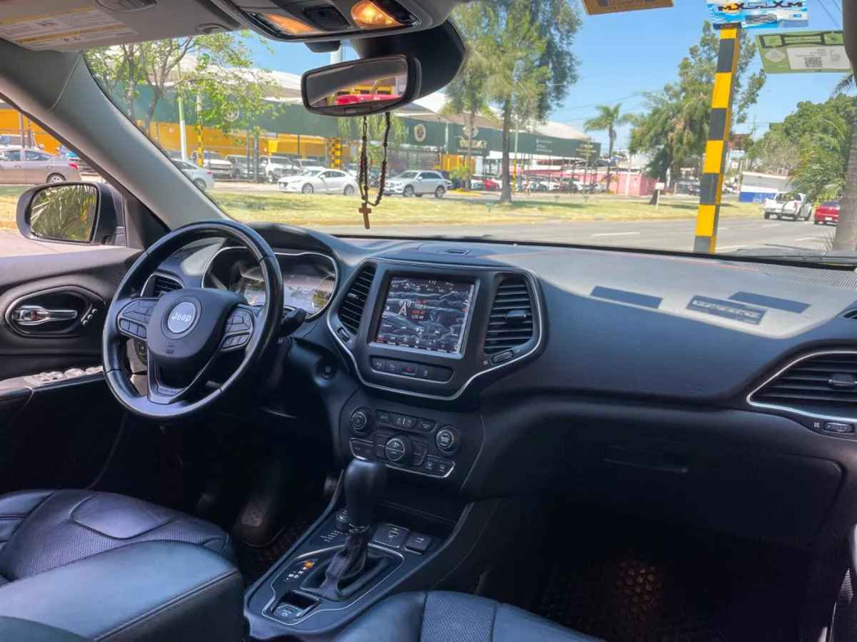 Car image 16