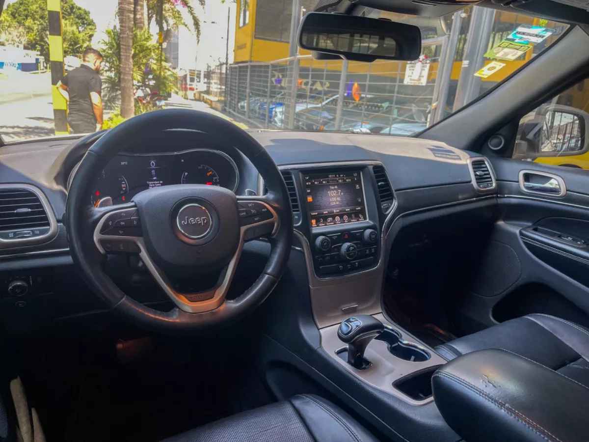 Car image 10