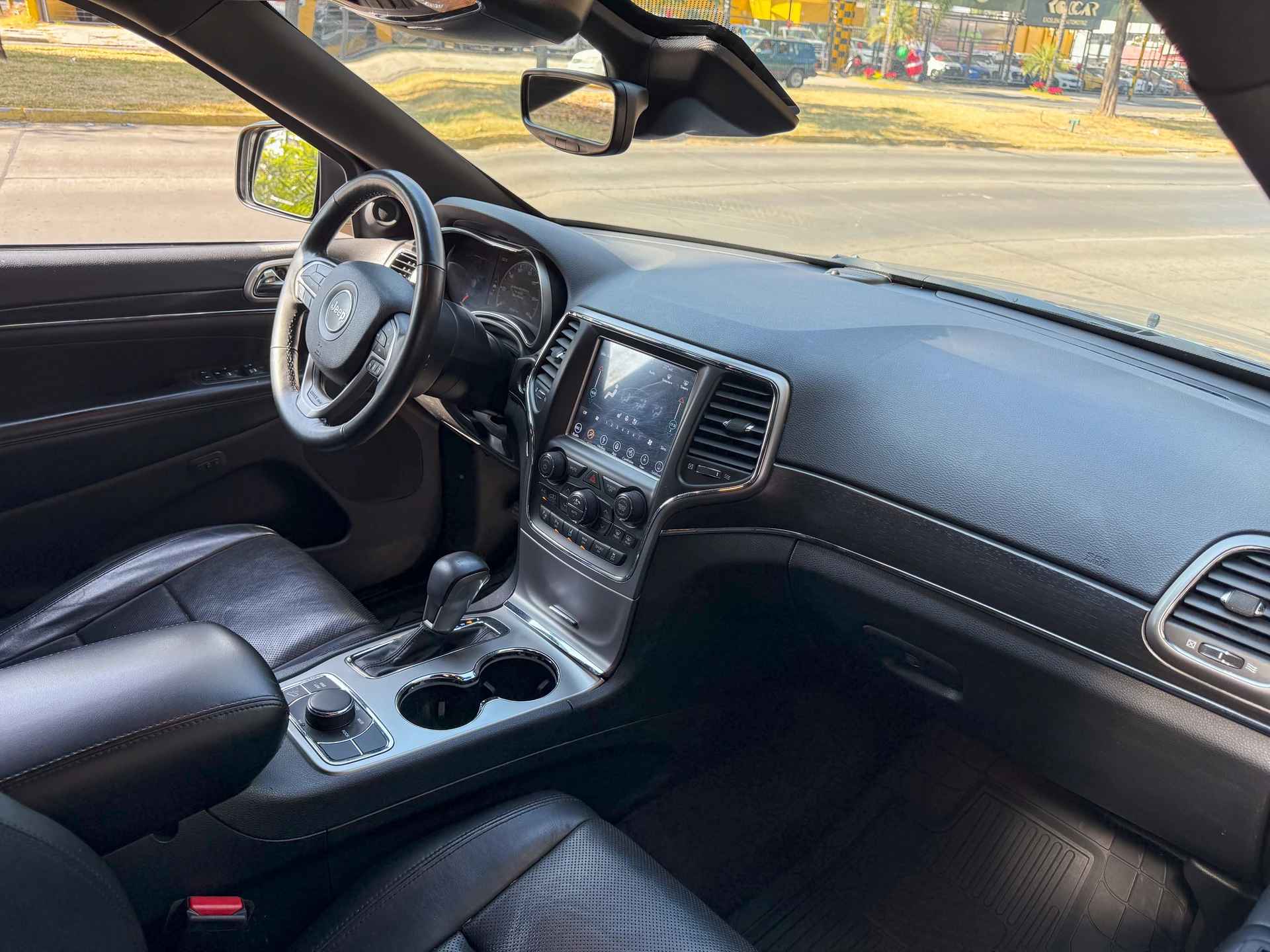 Car image 13