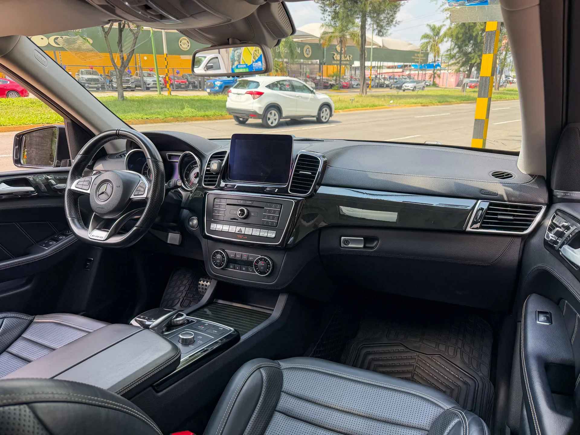 Car image 14