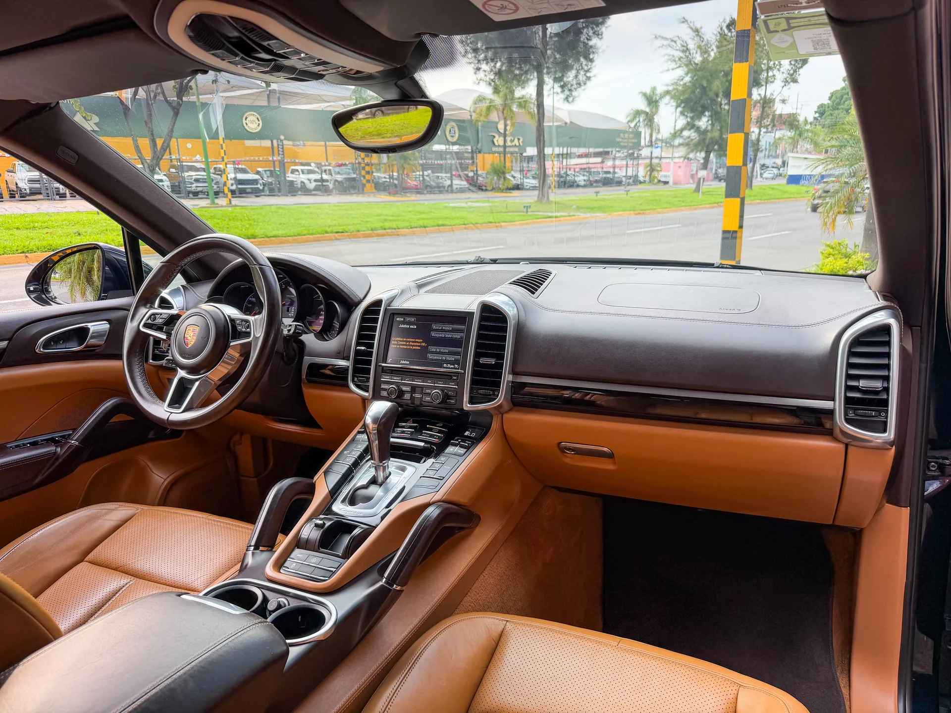 Car image 14