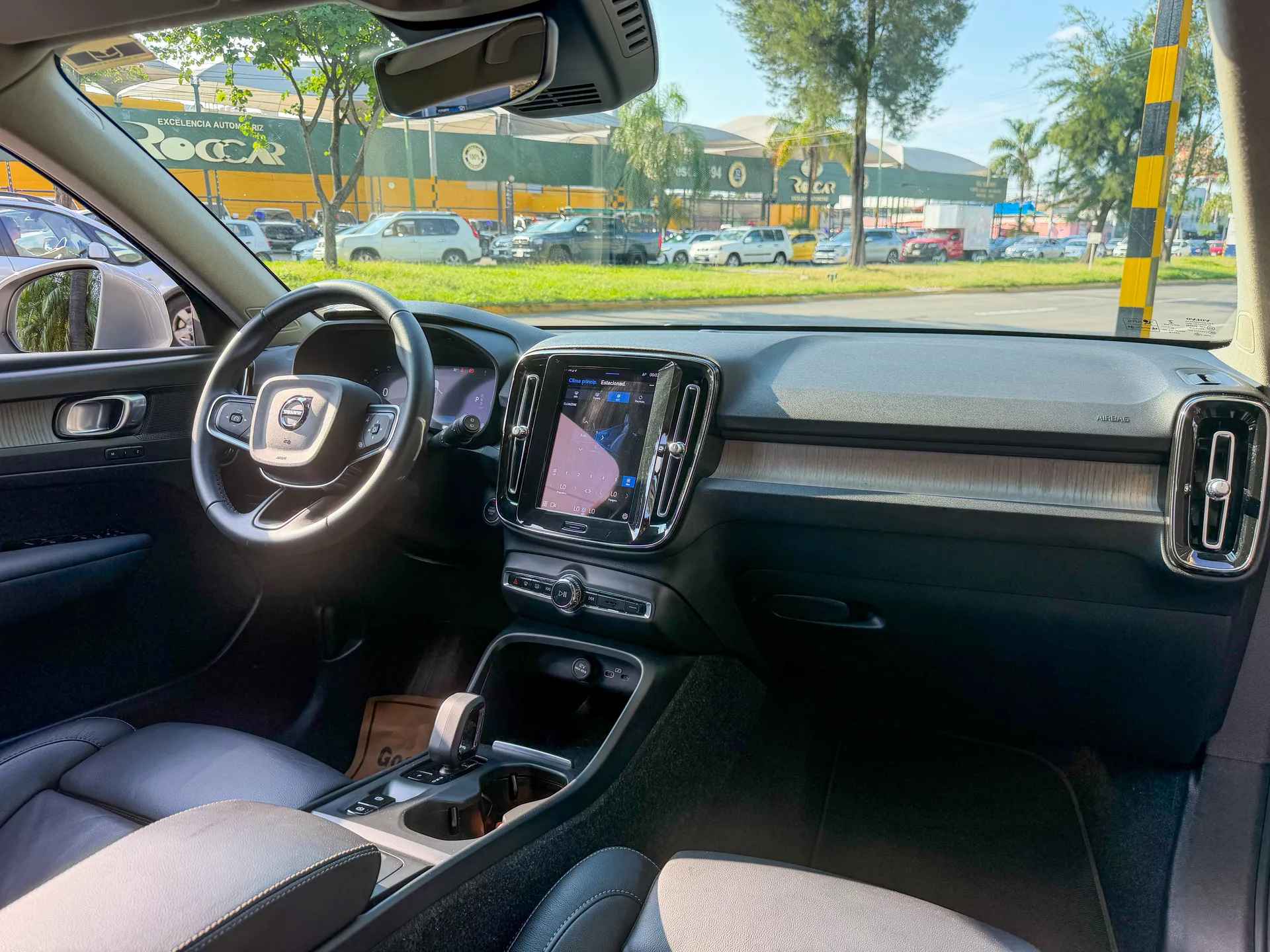 Car image 14