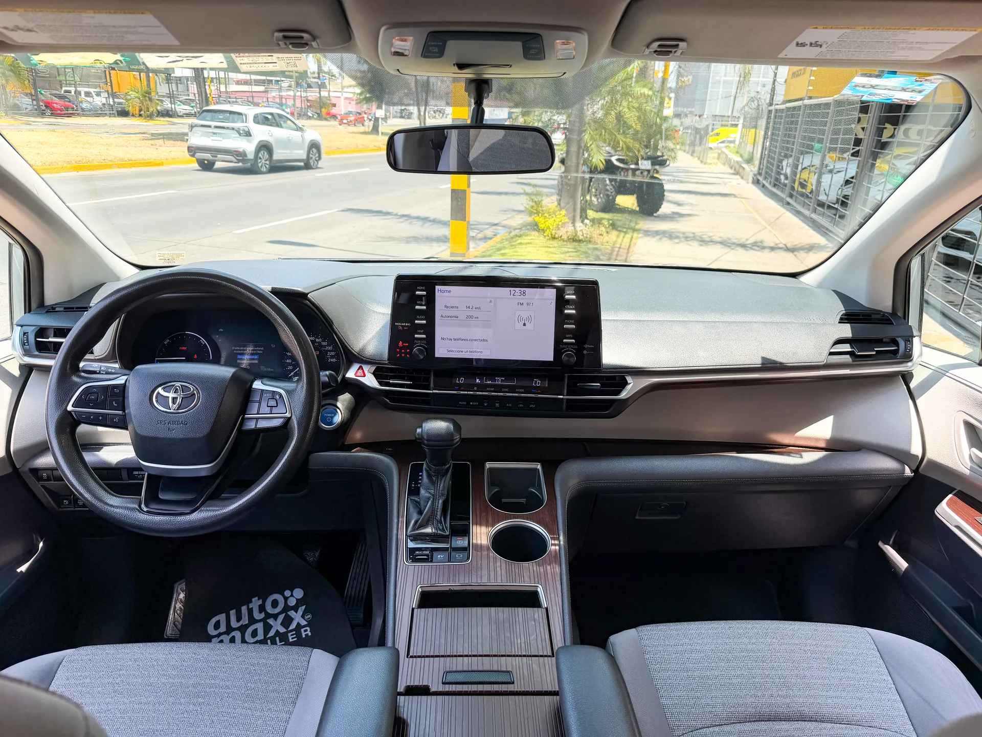 Car image 10