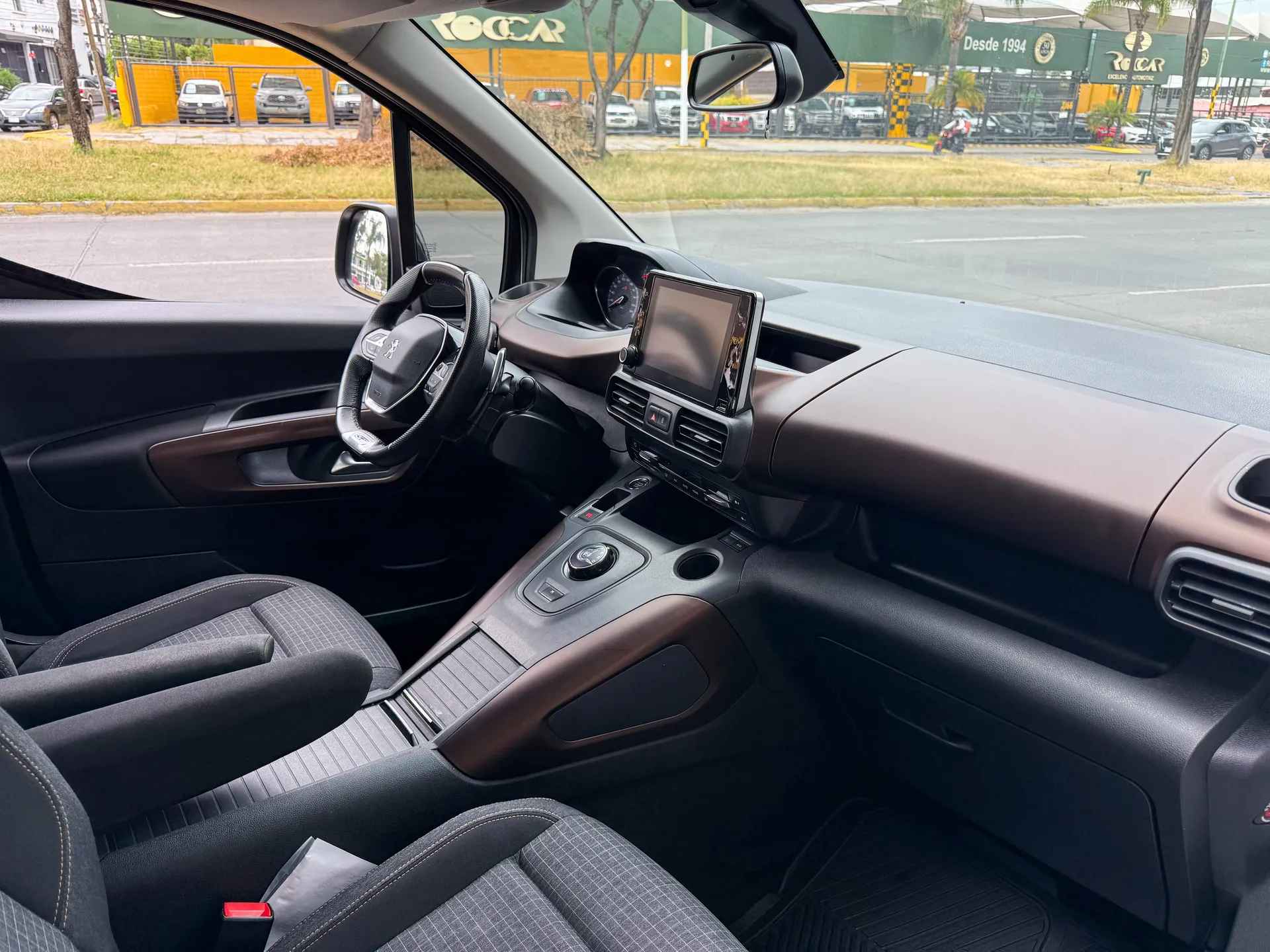 Car image 16