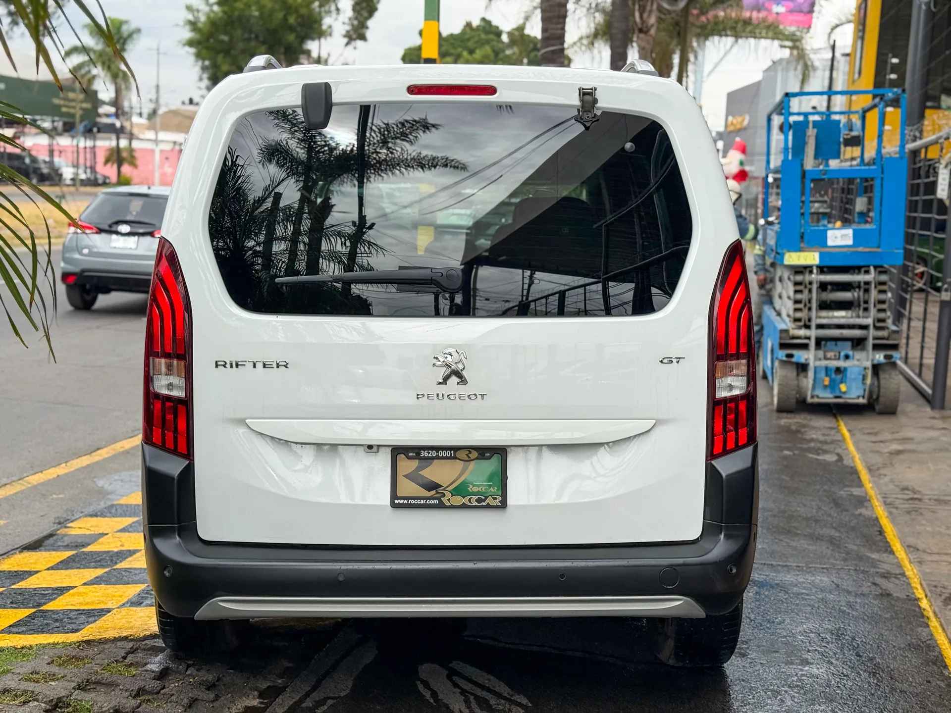Car image 8