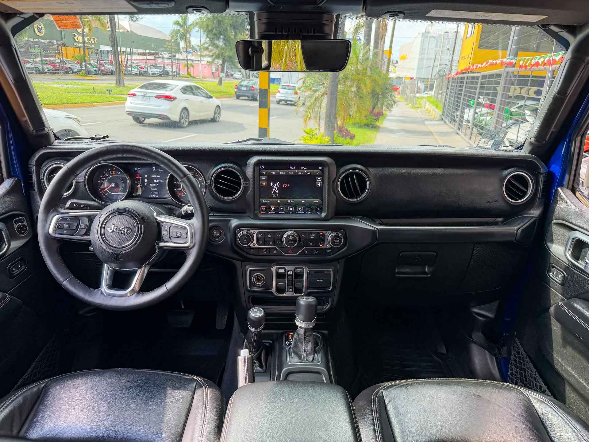 Car image 12