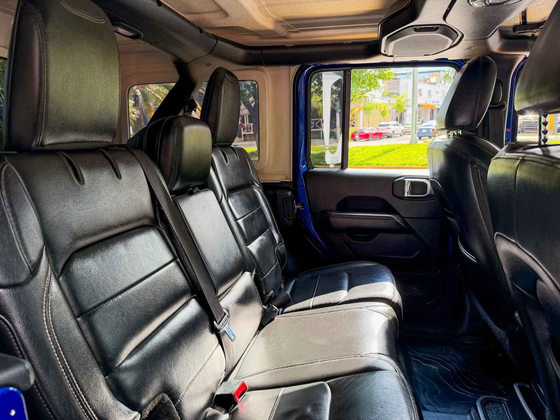 Car image 19
