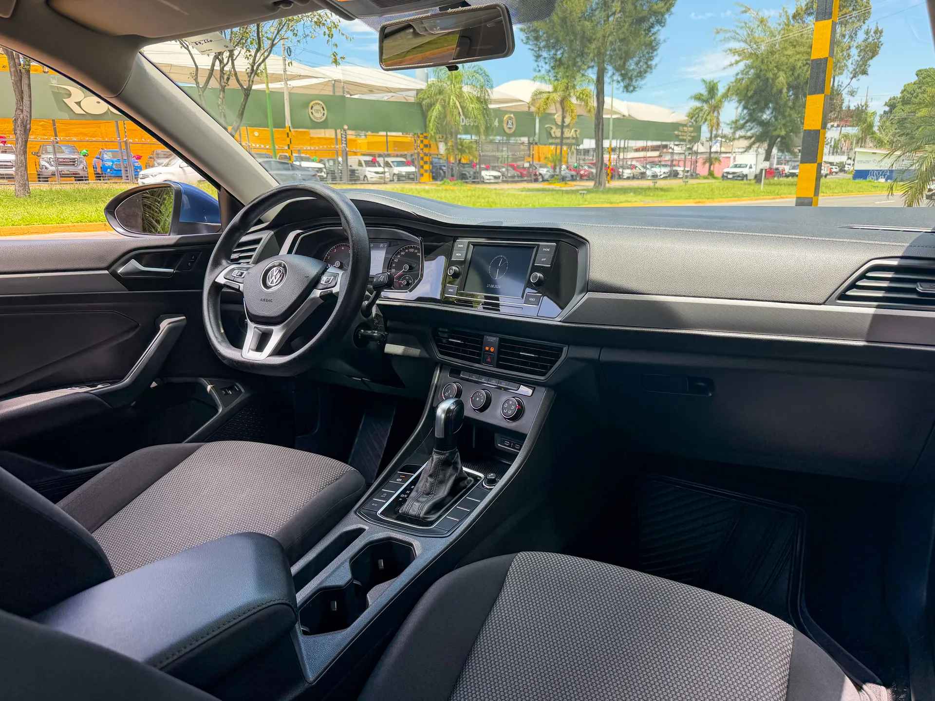Car image 14