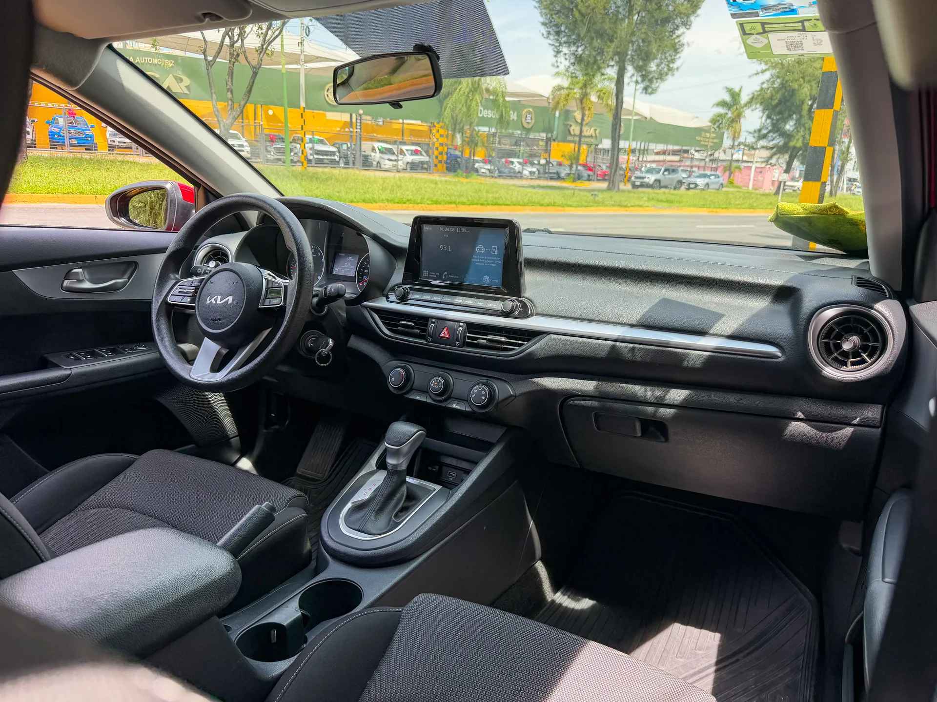 Car image 14