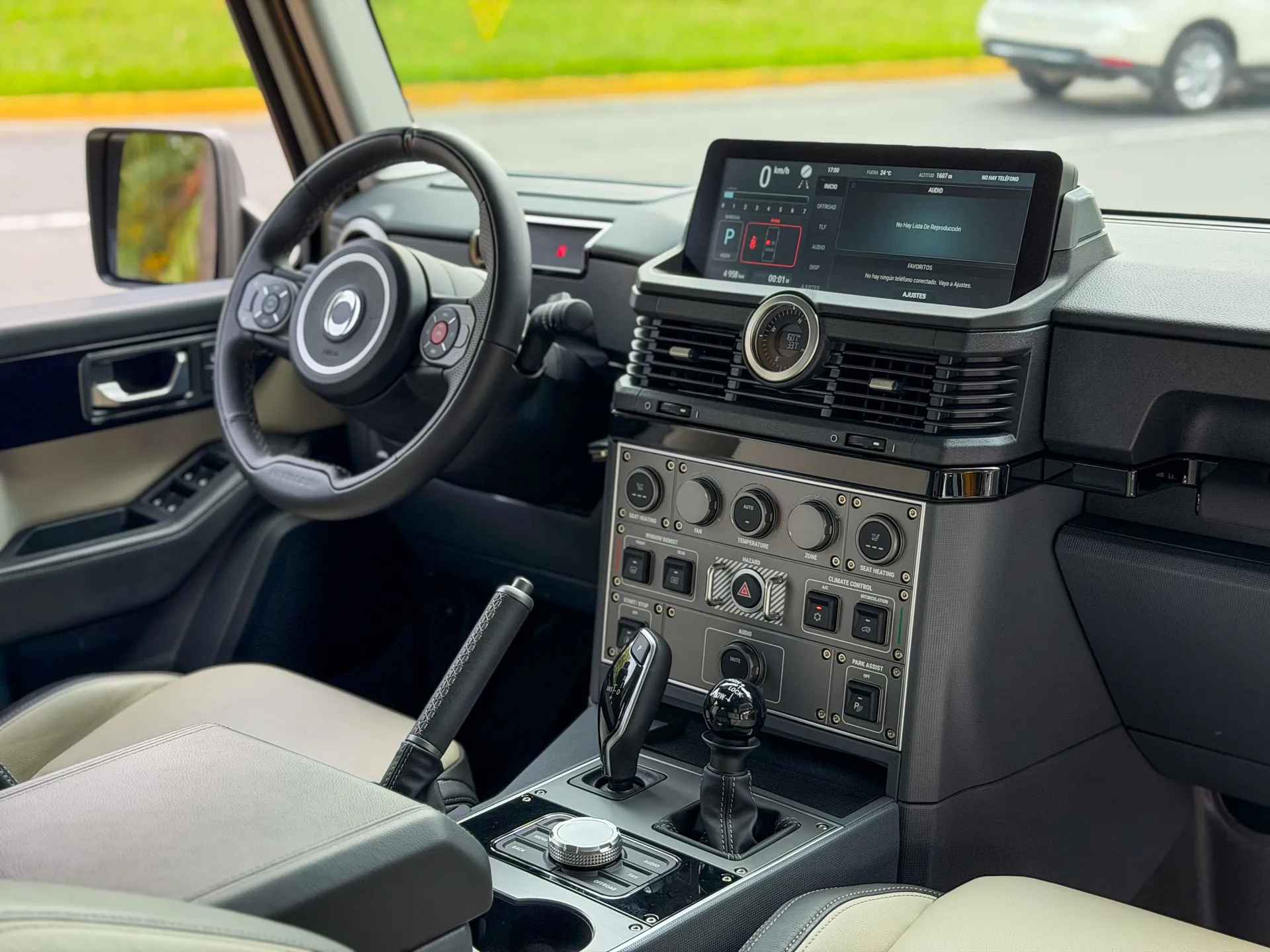 Car image 14