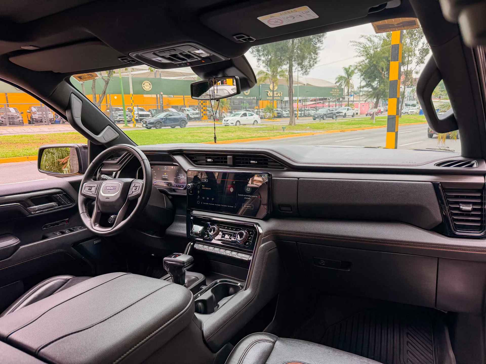 Car image 14