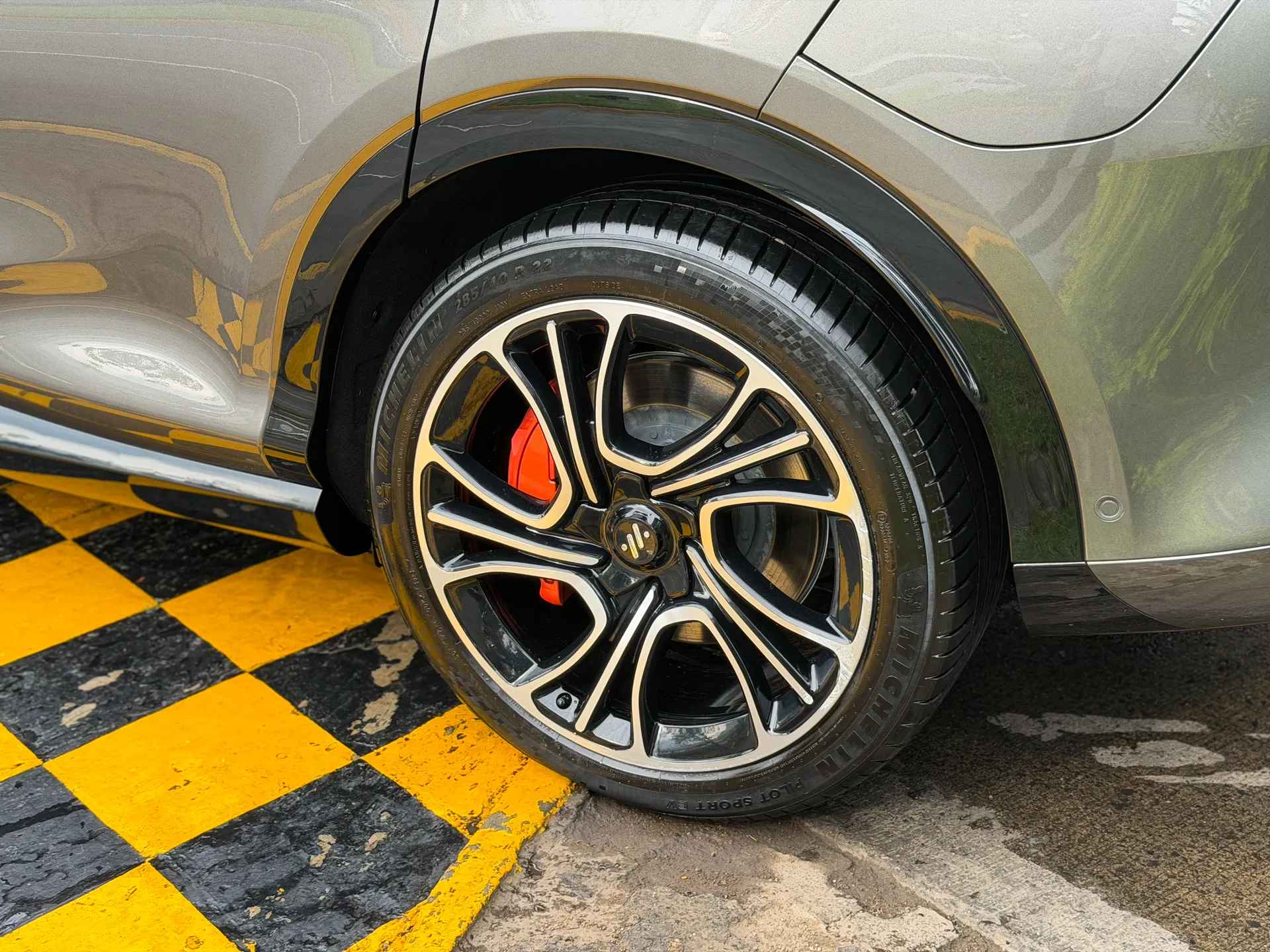 Car image 8