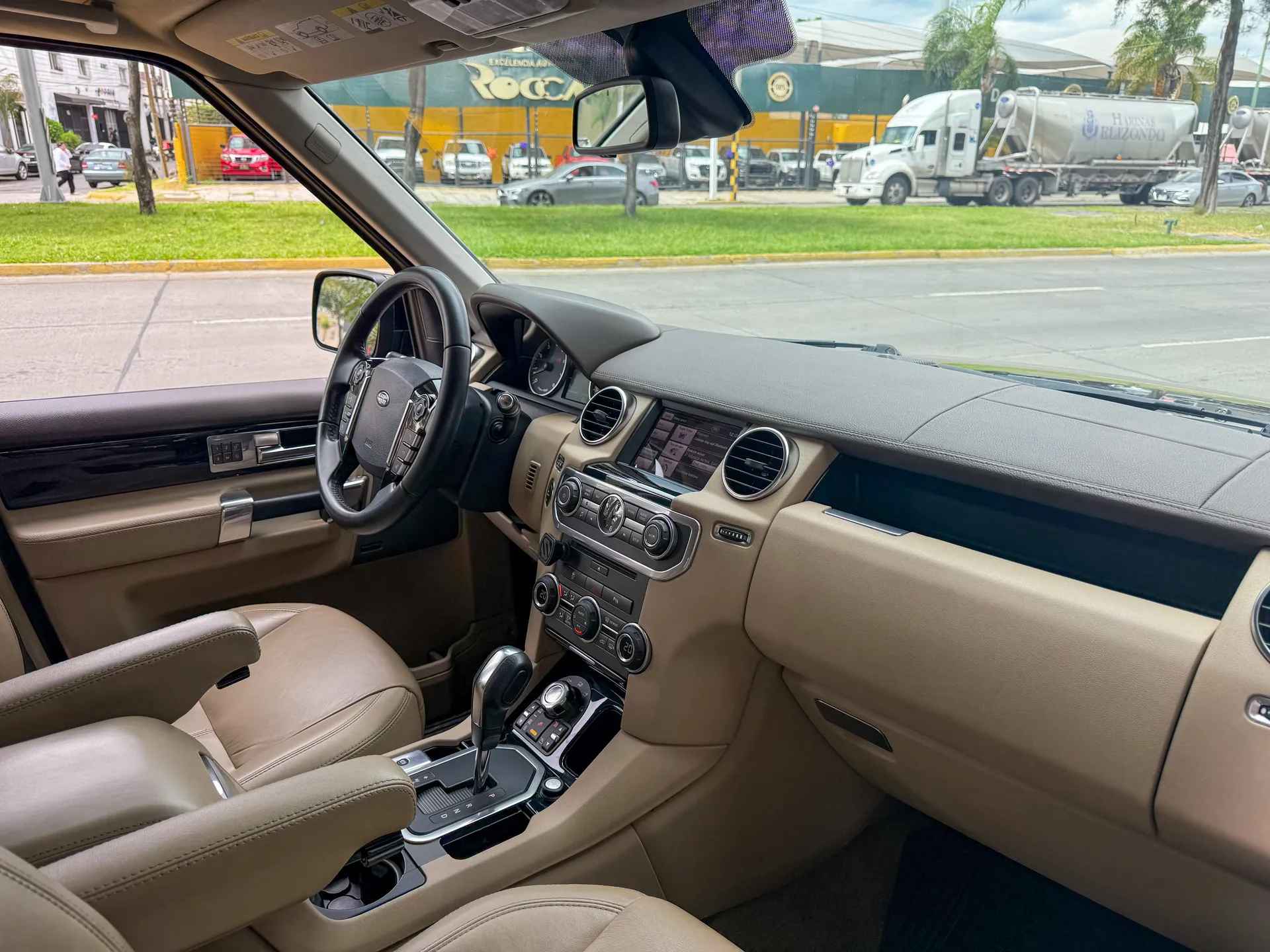 Car image 14