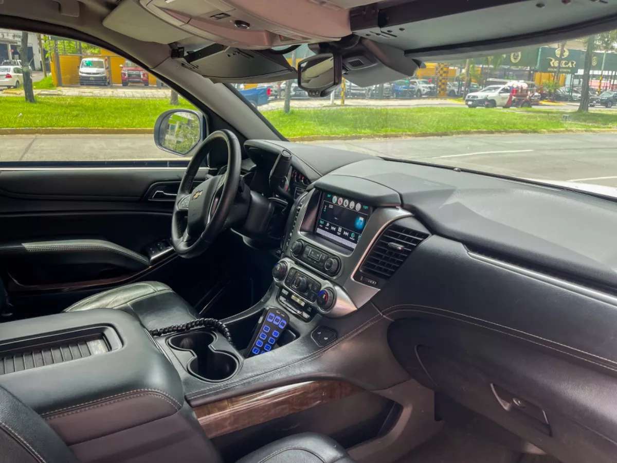 Car image 12