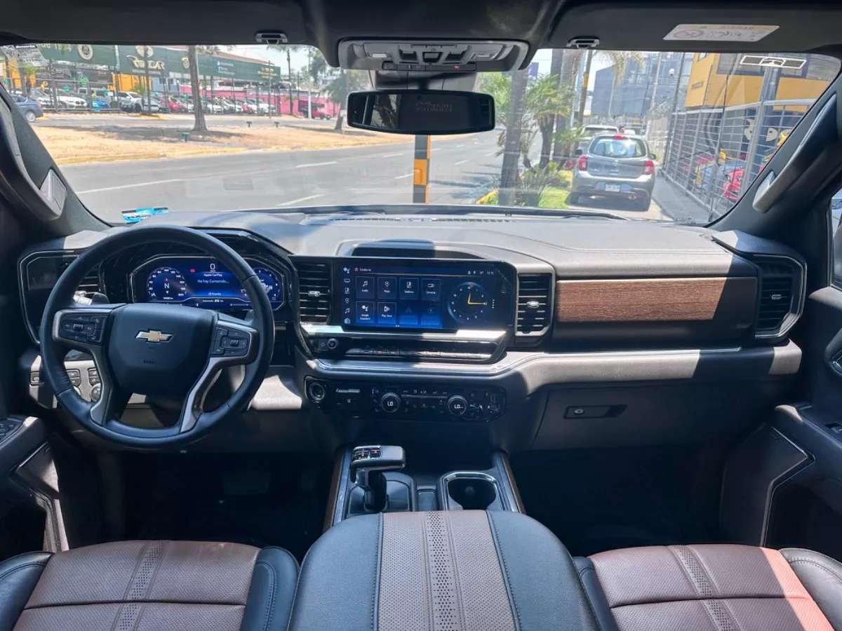 Car image 12