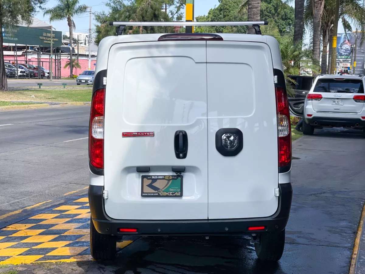 Car image 10