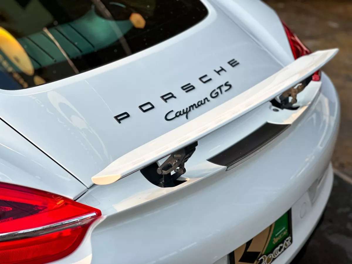Car image 9