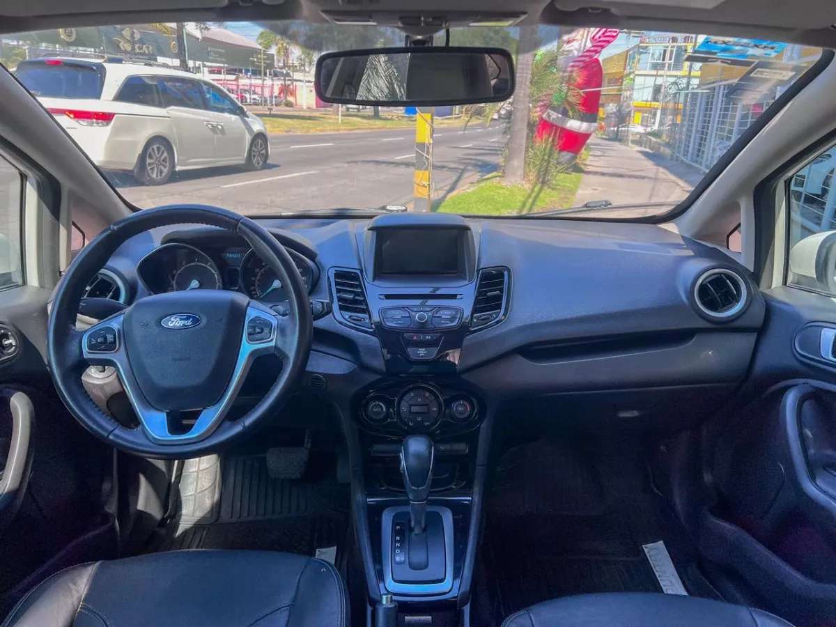 Car image 9