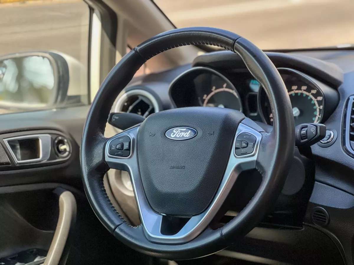 Car image 10