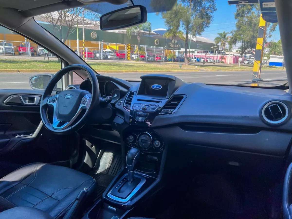 Car image 12