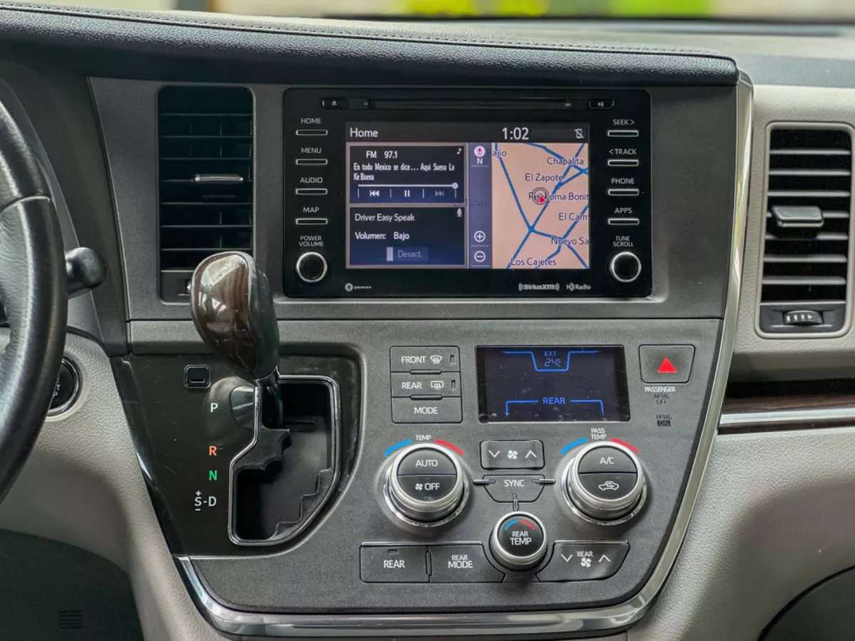 Car image 9