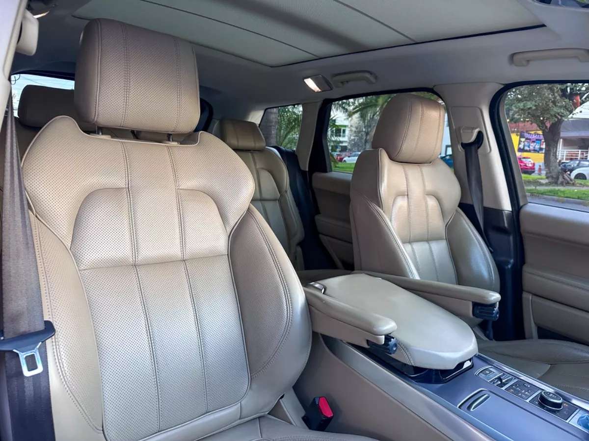 Car image 17