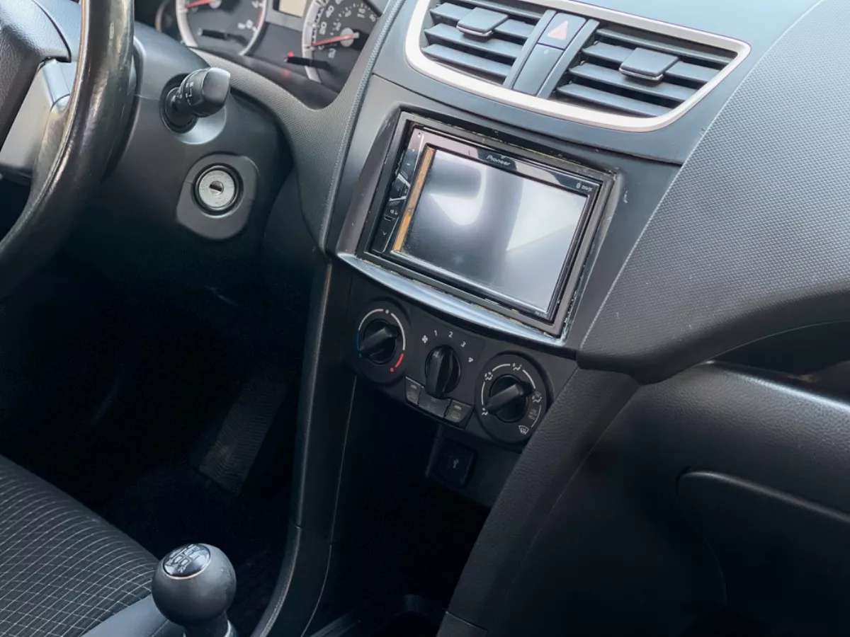Car image 12