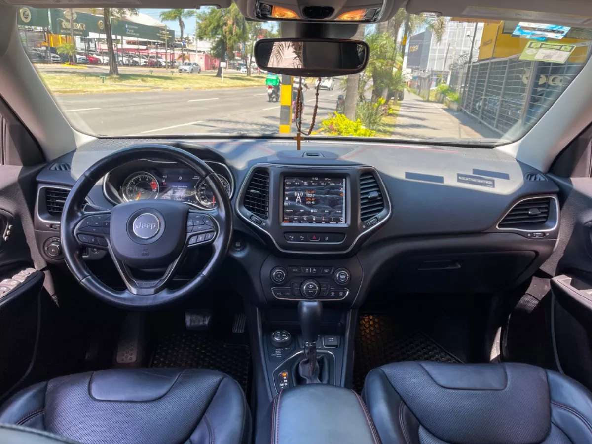 Car image 13