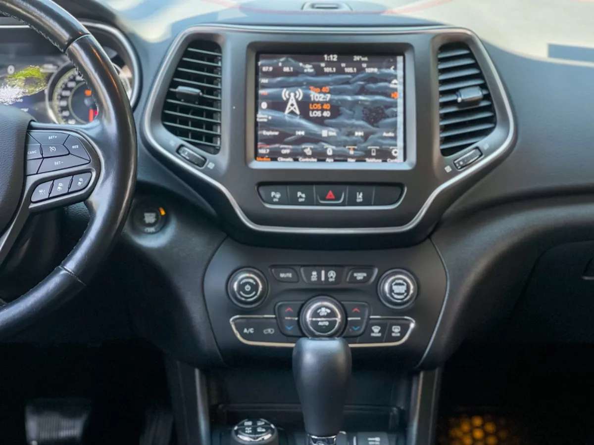 Car image 14