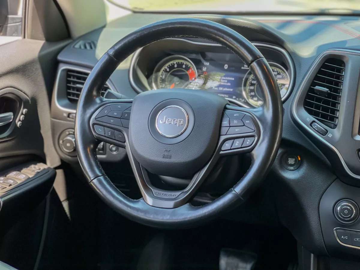Car image 15