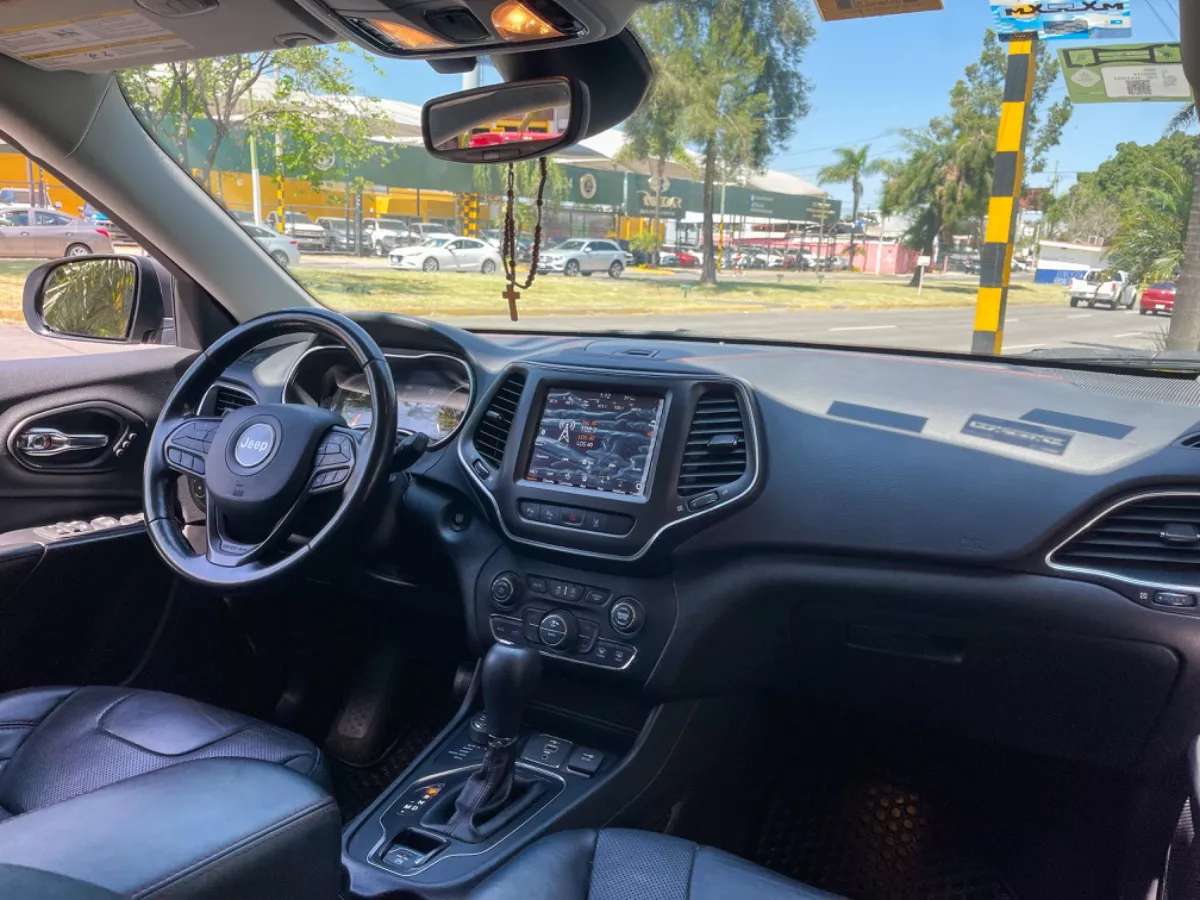Car image 16