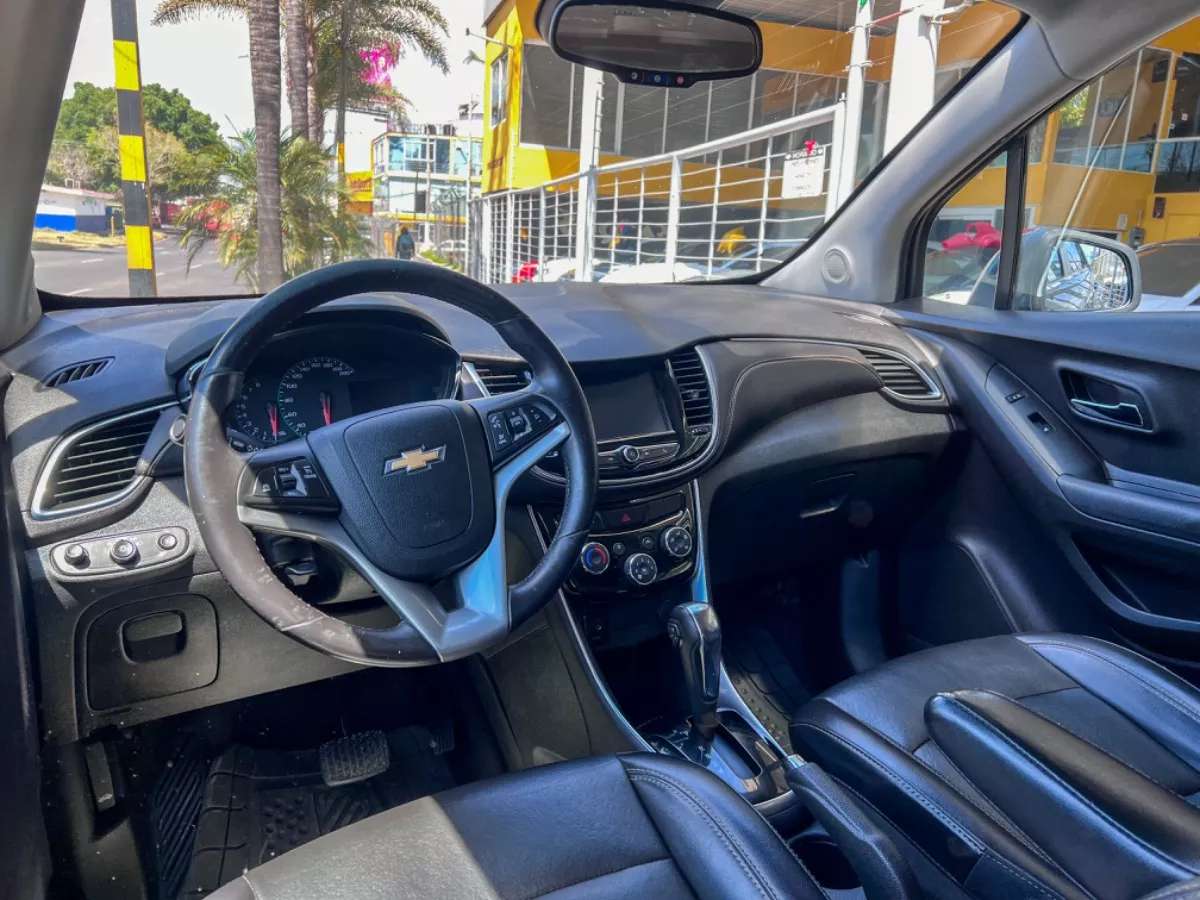 Car image 10