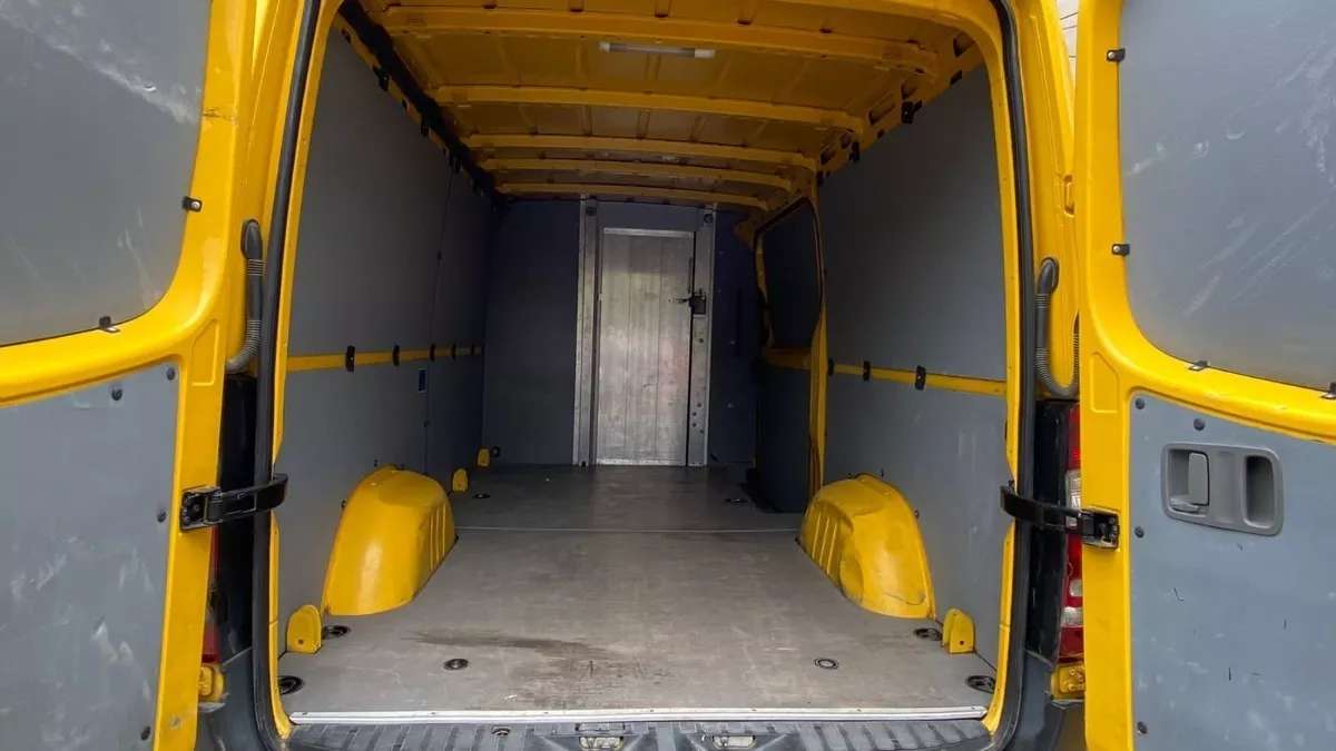 Car image 10