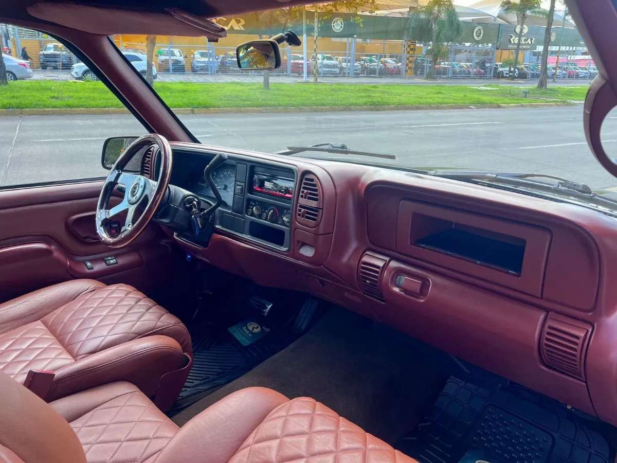 Car image 12