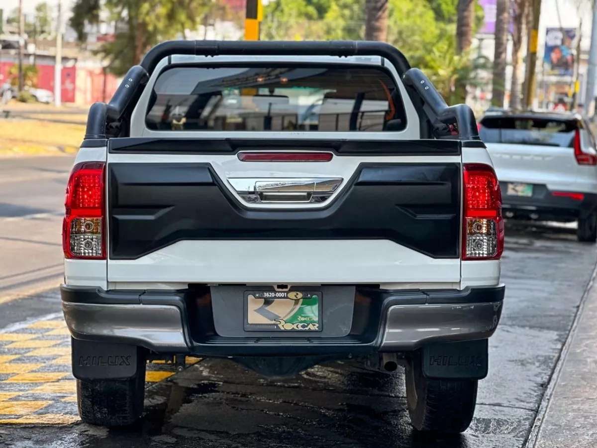 Car image 11