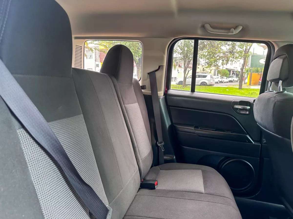 Car image 14
