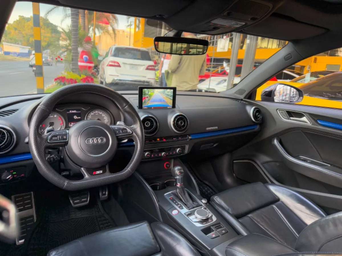 Car image 12
