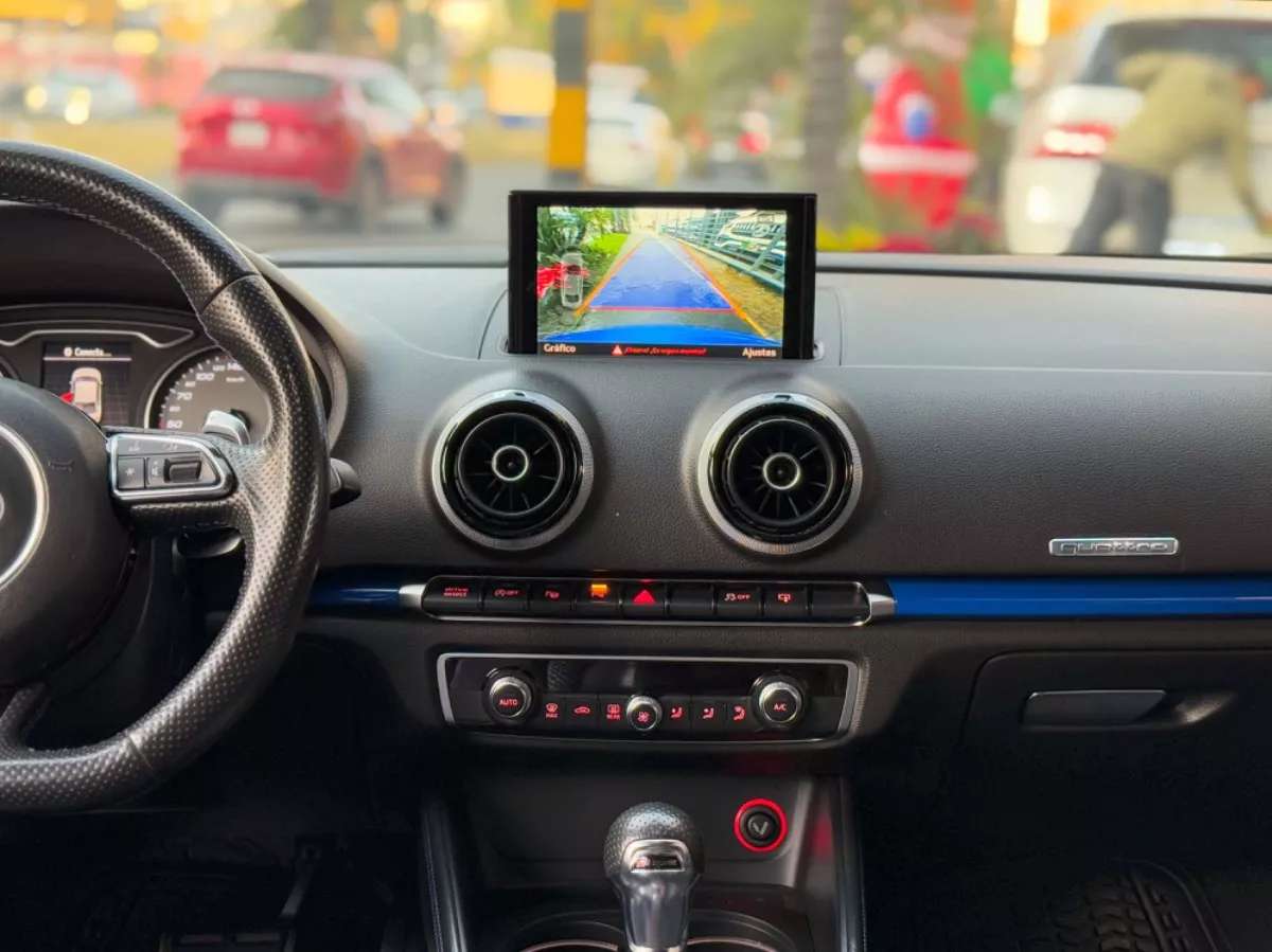 Car image 14