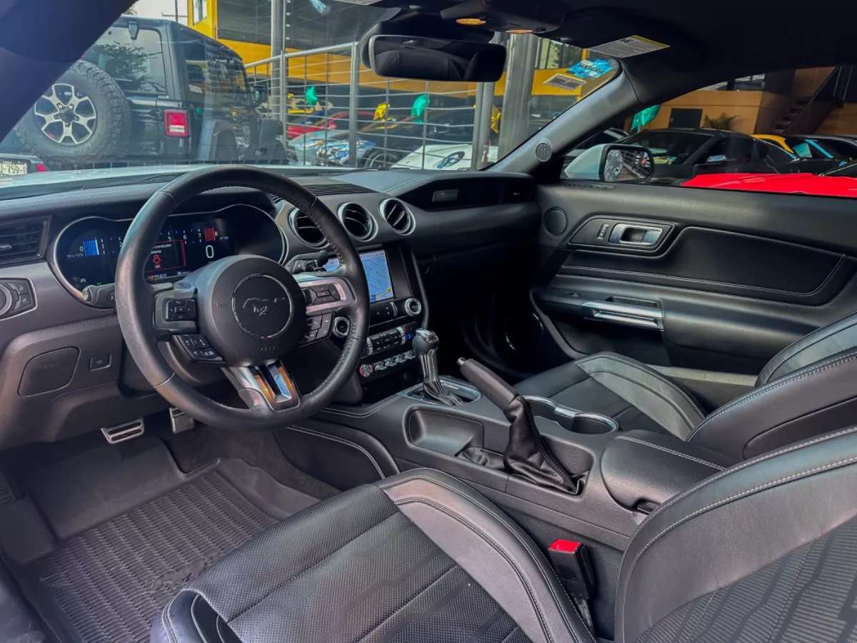 Car image 12