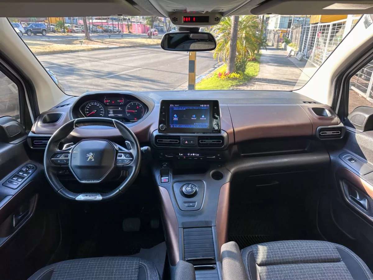 Car image 9