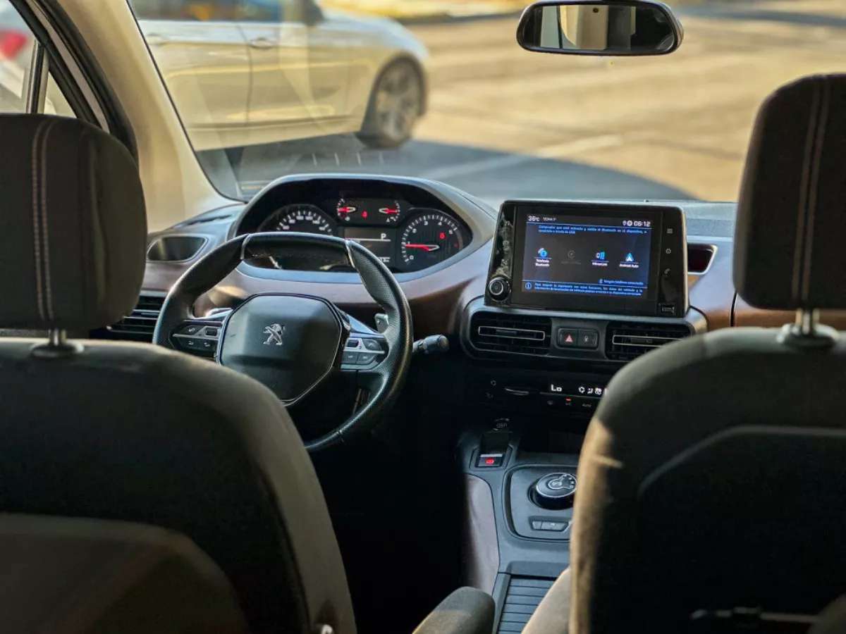 Car image 12