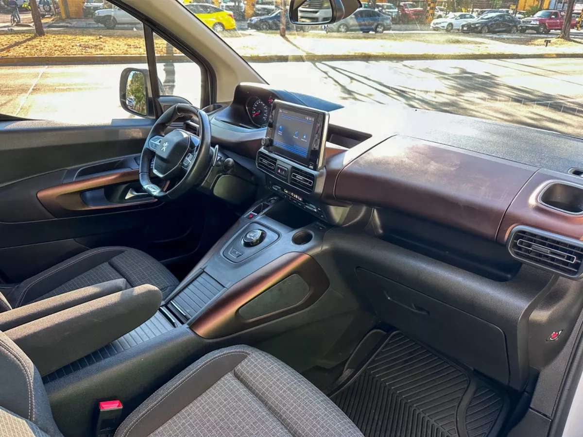 Car image 14