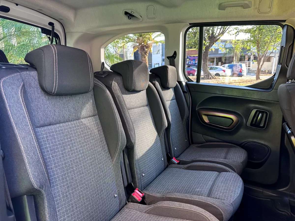 Car image 17