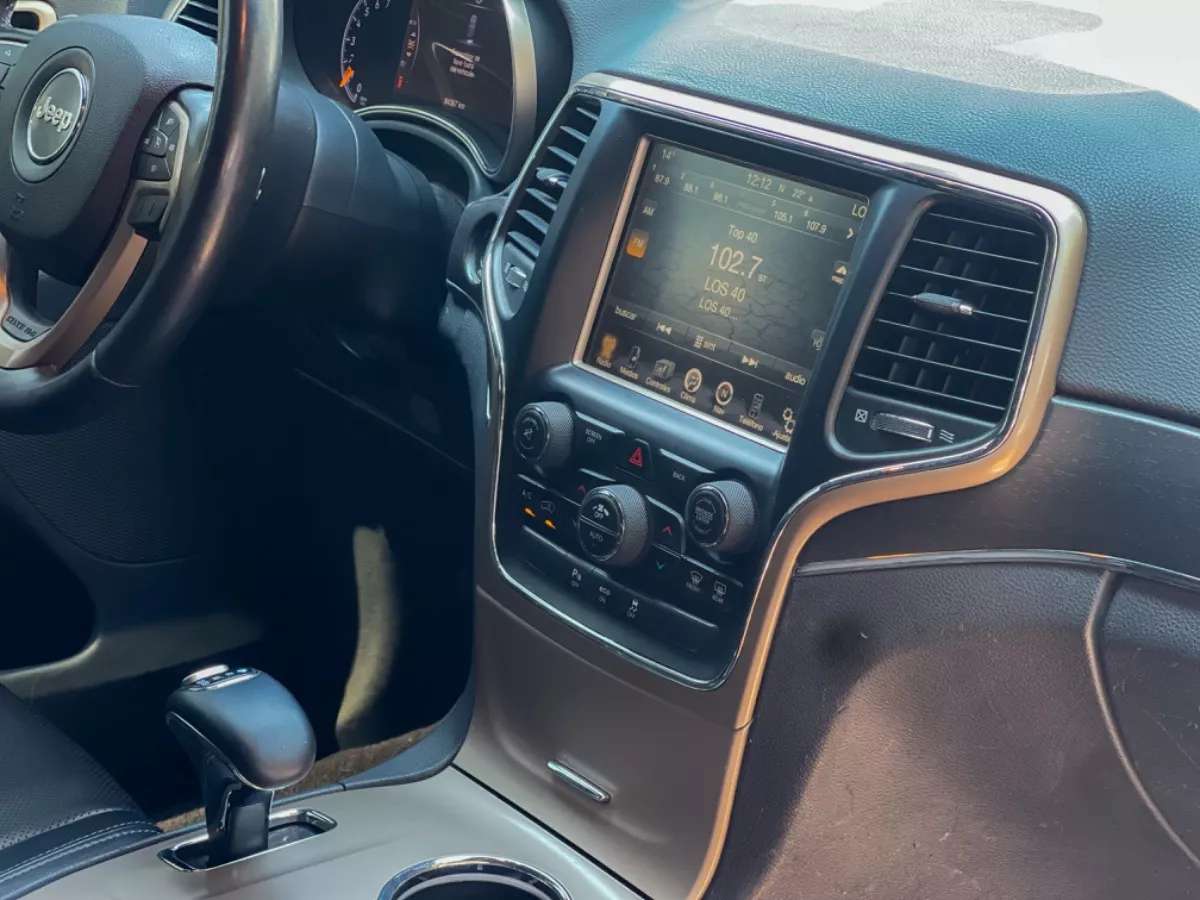 Car image 14