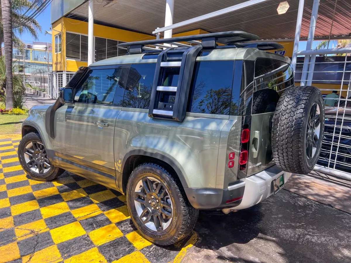 Car image 9