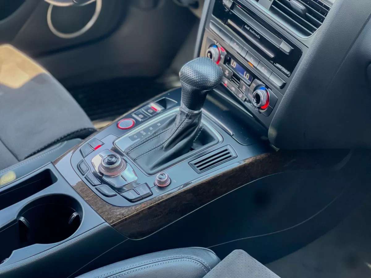 Car image 13